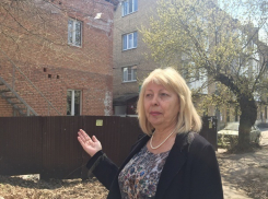 «Мы живым щитом встанем, но не дадим строиться магазину», - жительница дома по проспекту Победа Революции в Шахтах