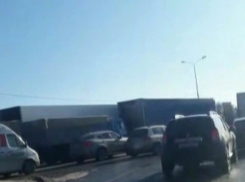 Огромная пробка скопилась на выезде из Шахт в сторону Ростова