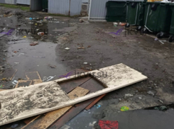 Канализация на улице Красинской в Шахтах затапливает подвалы жилых домов