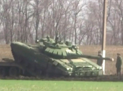 Движение танков на границе Ростовской области и Украиной попало на видео 