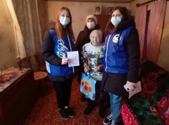 Женщин-ветеранов волонтеры и социальные работники поздравили с 8 марта 