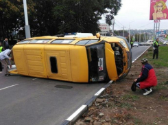 В Шахтах в районе ГИБДД перевернулась маршрутка 