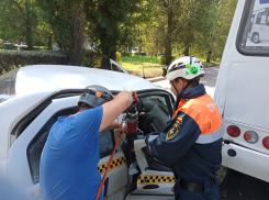 Заснул за рулем: таксист «Семейки» въехал в пассажирский автобус