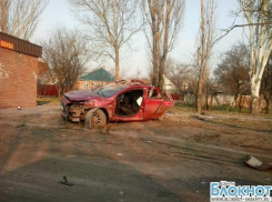 На улице Шишкина иномарка врезалась в столб 