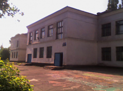 В Шахтах в здании школы постройки 85-летней давности отремонтировали входные группы