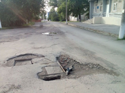 В яме-ловушке в Каменоломнях под Шахтами автомобили теряют колеса и гнут бамперы