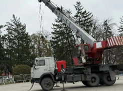 В Шахтах устанавливают Новогоднюю Елку