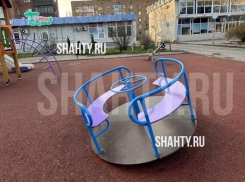 Подростки сломали новую карусель в центре Шахт