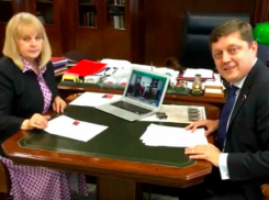 Олег Пахолков передал главе ЦИК Элле Памфиловой материалы о фальсификации праймериз в Ростовской области