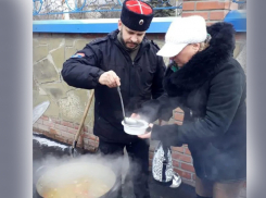 Александровск-Грушевские казаки проводили масленицу благотворительным обедом