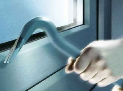 Шахтинец выдавливал окна и крал деньги из частных домов