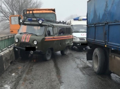 Самосвал протаранил грузовик и снёс машины ГИБДД и скорой, засмотревшись на массовую аварию под Шахтами