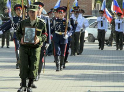 В соседнем с Шахтами Новошахтинске торжественно перезахоронили останки солдата Великой Отечественной войны