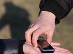 В Шахтах на улице Халтурина грабитель взял у прохожего телефон для срочного звонка и убежал