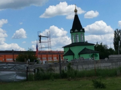В Шахтах в поселке ХБК разобрали недостроенную церковь