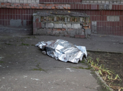 Выпал из окна полицейский в Ростовской области