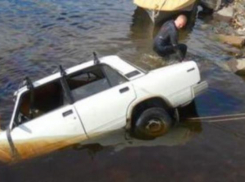 В Шахтах утопленный угонщиками ВАЗ-2105 подняли со дна водохранилища