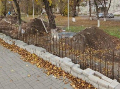 Затянулись работы по установке ограждения вокруг больницы скорой помощи в Шахтах