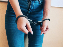 19-летняя шахтинка «пошопилась» в магазинах за чужие деньги 
