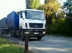 Тяжелые летящие большегрузы и пешеходы делят неосвещенные улицы в Шахтах