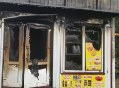 Торговый киоск сожгли на улице Достоевского в Шахтах