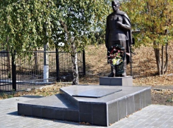 Более 80 человек наводили порядок на мемориале «Павшим воинам» в Шахтах 