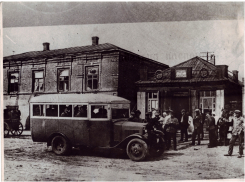 Когда-то он располагался на перекрестке Победы Революции и Шевченко: в исторической страничке о шахтинском автовокзале