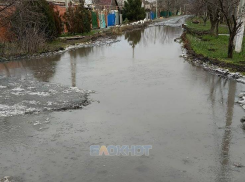 Очередной прорыв трубы на Артеме в Шахтах не дает жителям попасть в их дворы