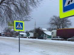 Снегопад вызывает пробки на улице Маяковского в Шахтах