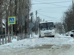 Проезжая часть возле лицея №11 в Шахтах оказалась заблокирована