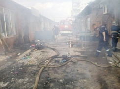 В Шахтах пьяный парень поджег семь ларьков на рынке безо всякой причины