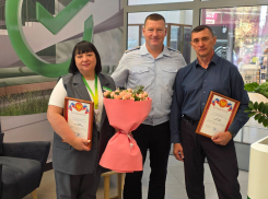 За активную гражданскую позицию работники Сбербанка в Шахтах получили благодарность от полицейских