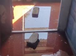 Шахтинцы жалуются на серьезные проблемы с затоплением подвала на Баррикадной 