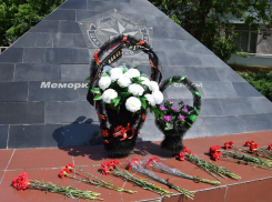 В День памяти погибших горняков горожане идут к мемориалу Шахтерской славы