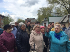 Около сотни жителей поселка Машзавод вышили отстаивать футбольное поле в Шахтах