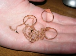 21-летняя девушка из Шахт обокрала дом в Константиновском районе на 30 000 рублей