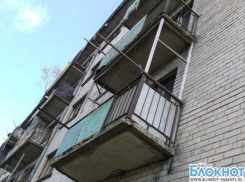 В Шахтах пожилая женщина выпала из окна второго этажа и погибла