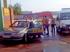  В Шахтах такси сбило пешехода на тротуаре