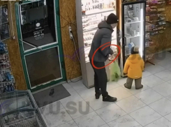 Пара украла электронные сигареты в магазине на глазах у ребёнка в Шахтах