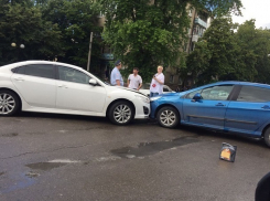 Авария на перекрестке в центре города Шахты собрала пробку