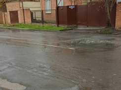 Жители переулка Красный Шахтер страдают от прорыва трубы