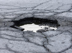 В Шахтах латают дороги