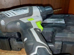 Полицейские задержали столяра, подозреваемого в краже инструментов на предприятии в Шахтах