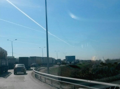 На выезде из Шахт на трассе М-4 образовалась гигантская пробка