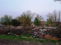 Старый барак превратили в свалку в Шахтах
