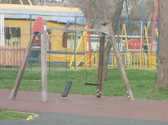 Сломанные качели, разбросанные ветки, отсутствующие туалеты — так шахтинцы комментируют городской парк 