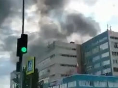Появилось видео крупного пожара на заводе «Глория Джинс» в Шахтах