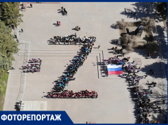 Своих не бросаем: у Вечного огня в Александровском парке шахтинцы выстроились в колонны в форме буквы Z 