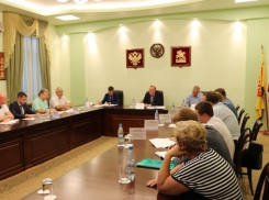Власти обещают ежемесячно контролировать строительство восьми проблемных домов в Шахтах