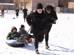 Забег на ватрушках и снежный футбол прошли в Шахтах 